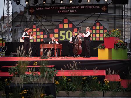 S soncem obsijan drugi festivalski dan 50. Dnevov narodnih noš in oblačilne dediščine v Kamniku (113)